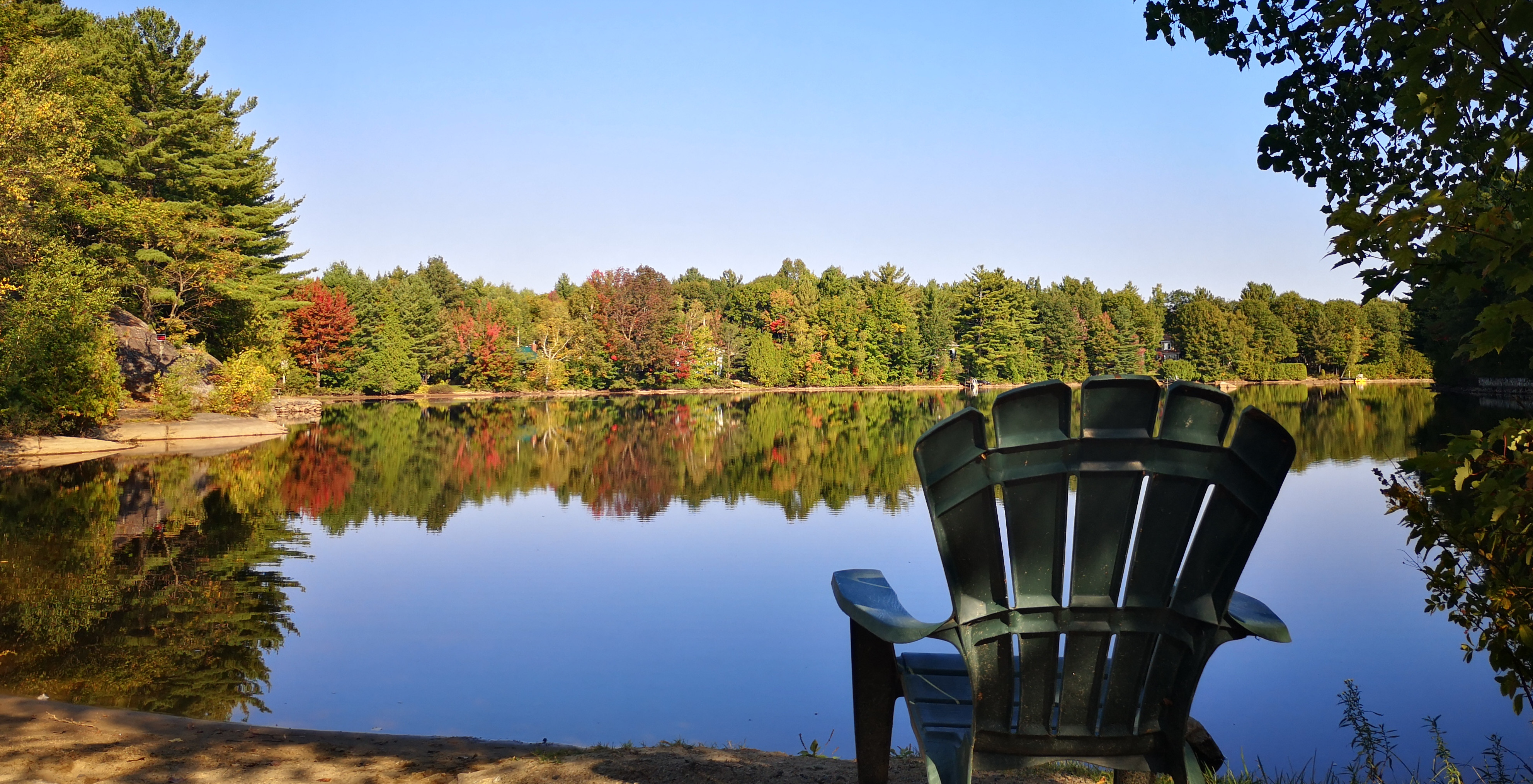 chaise devant lac colette en automne